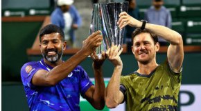 Рохан Бопана (вляво) и Матю Ебдън (вдясно) празнуват спечелването на BNP Paribas Open.