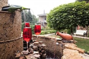 Червено вино се лее от фонтан в Италия 24 часа в денонощието