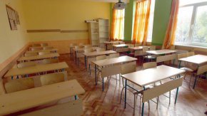 “Оттук-нататък се поставя въпроса как се действа в такива ситуации. Има инструкция на МВР и по сега действащите правила правото на преценка е на директора”, обясни той.