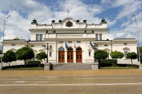 Но това е точно преди Великден, а неработните дни започват още от Разпети петък. Затова, макар да увери, че няма да се бави с указа, по информация на 24 часа президентът ще изчака още седмица до 19 април.