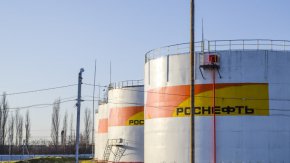 

Русия регистрира приходи във федералния бюджет от продажби на петрол и газ за близо 688,2 млрд. рубли (около 8,67 млрд. долара) през март, което е малко повече от февруари (с приходи за 521,2 млрд. рубли), но значително по-малко от март 2022 г., когато приходите от продажби на петрол и газ надхвърлиха 1,2 трилиона рубли.
