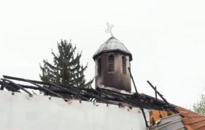 

По думите му пламъците са обхванали църквата за минути. Според огнеборците причина за инцидента е късо съединение.
