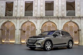 
Mercedes-Maybach EQS SUV, както подсказва името, е версия на флагманския SUV на Mercedes-EQS. Този нов вграден в Алабама голиат има същата заоблена форма като своя EQS брат, но за сметка на това е оборудван с 21-инчови моноблок джанти. В САЩ ще получим опционални 22-инчови колела.