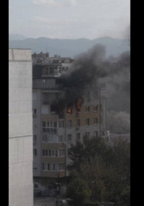 Гори жилищен блок в София