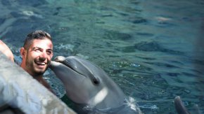
 Снимки по време на плуването с делфини се правят само от специален фотограф. Той заснема всеки участник поотделно, а кадрите се изпращат по имейл.  По ваше желание на излизане можете да ги получите и на хартия срещу допълнително заплащане