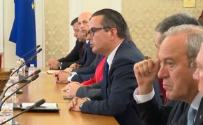  Българският народ за 5 път ни казва, че властта не може да бъде само в една политическа сила. Тя трябва да бъде споделена. Затова обявихме, че водим разговори с всички.