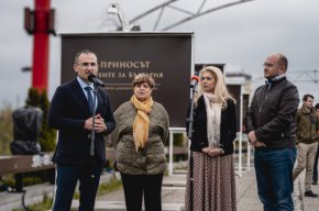 
Десетки гости се събраха на официалното откриване на фотографската документална изложба, посветена на големия принос на еврейската общност за България и организирана по повод 80-та годишнина от спасяването на евреите в България и почитането на паметта на жертвите от Беломорска Тракия, Вардарска Македония и гр. Пирот. На събитието, което се проведе на 4 май 2023 г. на „Моста на влюбените“, НДК, взеха участие авторът Леа Коен, председателят на Организацията на евреите „Шалом“ проф. Александър Оскар, председателят на Столичния общински съвет Георги Георгиев, заместник-кметът на Столична община Мирослав Боршош и кураторът на изложбата издателят Виктория Бисерова. Експозицията представя исторически и съвременни личности от еврейската общност, изиграли ключова роля в политическия, обществения и културния живот в страната ни.

„Винаги ме е впечатлявало колко интегрирани са българските евреи в страната. Вероятно това е причината голяма част от българския народ да помага на своите братя и сестри по време на Втората световна война, като предотвратява тяхната сигурна смърт в лагерите в Полша“, заяви проф. Оскар. „Всички български евреи, включително и тези, които от години не живеят тук, са силно привързани към страната.“

„Спасението на евреите е подтикнато от гражданското общество, мнозинството от политици и интелектуалци по онова време. Тези хора са били първите, които са проумели значението на еврейските строители на съвременна България. Затова са им помогнали, както евреите са го правили във войните за спасение и независимост на страната ни“, сподели Леа Коен. „Това е симбиоза между две общности, породена от равенство, любов и чувство за взаимна принадлежност, и, може би, това прави българската култура толкова богата и пъстра. Настоящата изложба е една страница, която следва да бъде дописана.“

„За мен е огромна чест да видим тази изложба вече реализирана. Извън клишетата и догмите ние показваме положителния принос, който не е важен само за България, а и в световен мащаб“, заяви Виктория Бисерова. „Голяма част от имената, които са подбрани, са посланици на нашата култура и наука извън страната ни. Подобни добри примери са от особено значение за обединението ни не само в кризисни моменти, а и в мирни времена. Те могат да бъдат вдъхновение за съвременното ни развитие като общество.“

„В качеството си на преподавател ще добавя няколко щриха за големите авторитети от еврейската общност, които са светила в правната наука и вдъхновяват студентите днес. Това са професор Йосиф Фаденхехт, проф. Нисим Меворах и проф. Витали Таджер, чието име е атестат за изключителен принос към българската наука. Почитание и към софийския равин Габриел Алмоснино, който успява да спаси София от опожаряване“ сподели Георги Георгиев. „От името на целия общински съвет ви благодаря, че представяте добрите примери, които ни свързват и обединяват.“

„Изложбата показва, че българите са едно цяло, независимо от своята религия“, заяви Мирослав Боршош. „Тази връзка е много силна, защото еврейската общност тук е част от нашата страна и следва да бъде почитана.“

Силно привързани към страната ни, приели културата, езика, обществения живот, евреите от векове са играли народотворческа роля в историята на България. Със своята горда независимост, чувство на достойнство и храброст, когато е било необходимо, те са се родеели по дух с българите, които са приели като свои братя и сестри.

Предстои да бъде публикувано колекционерско албумно издание, което включва допълнителни материали и фотографии. След София домакин на изложбата ще бъдат други европейски и американски градове.