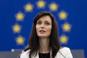 В срещите ще участва и ръководството на ПГ на ГЕРБ/СДС. Графикът предвижда срещите да преминат според реда на партиите в НС.

 