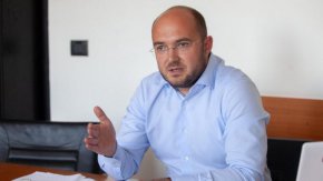 
„Видяхме, че можем - ще има повече полицаи на пътя без да се пипа охраната по метрото”, добави той.