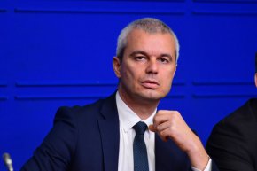 

Събитията са известни като "Нощта на дългите ножове", припомнят от "Възраждане" и добавят, че остава да видим кой ще надделее в "разчистването на сметки между престъпните американски кланове в управлението на държавата".