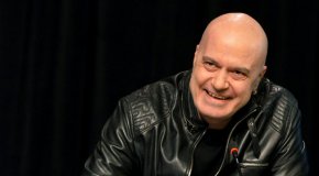 Лидерът на „Има такъв народ” Слави Трифонов коментира замразените на този етап преговори за кабинет с втория мандат, както и поискания имунитет на Бойко Борисов с пост във Facebook
