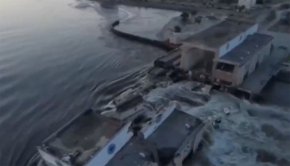На снимка от видеоклип в социалните мрежи се виждат щетите на язовир Нова Каховка в Южна Украйна. Telegram/@DDGeopolitics