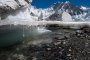Вода капе под ледника Кхумбу в Непал, докато ледът се топи.
