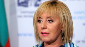 Кирил Петков и Христо Иванов си свършиха работата - натиснаха копчето на пералнята и повече не са нужни на “ротационерите”. Остава им да бъдат добрата булка в коалицията, да мълчат и да се усмихват", коментира Мая Манолова.

 