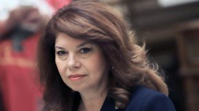 “Аз ще направя прогноза, че ще се опитат може би да задържат правителството още някой и друг месец, но става все по трудно и все повече са силни центробежните сили вътре“, коментира вицепрезидентът.
