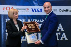 
Първа инвестиционна банка е победител в категорията, която се определя по методика на Deloitte България. Наградата беше връчена от г-жа Силвия Пенева – Управляващ съдружник Deloitte за България на г-н Никола Бакалов – Главен изпълнителен директор на Fibank.