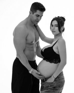   Иво Аръков позира с бременната си половинка
