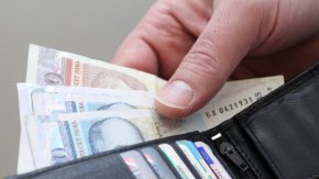 
    “Независимо, че инфлацията се успокоява, нашата издръжка на живота не се успокоява и поддържа двуцифрени числа”, заяви Пламен Димитров, президент на КНСБ.
