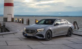 Този седан е първият автомобил на Mercedes със селфи камера и първият автомобил в света, който предлага TikTok, WebEx и Zoom точно в таблото