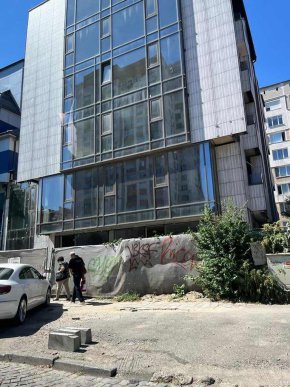 Недостроена сграда в район намираща се до клиника “Малинов” на бул .Гоце Делчев номер 46 в Красно село тормози живеещи и преминаващи в близост до нея,
