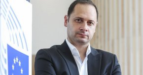 
„Новините от Австрия не са оптимистични. Тепърва да се говори за промяна на общественото мнение в страната, е несъстоятелно. Новото правителство трябва да положи далеч по-съществени усилия“, апелира Петър Витанов.
Евродепутатът-социалист напомни, че преди по-малко от година благодарение на усилията на неговите колеги е била преодоляна съпротивата на Швеция. 