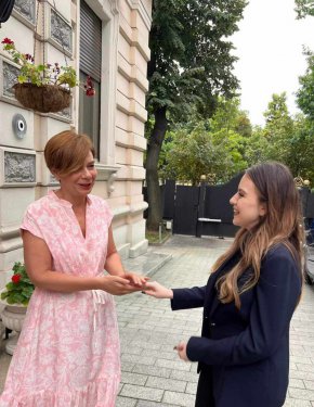 

Шахматната Нургюл в турската резиденция в София с посланик Айлин: Фото на деня