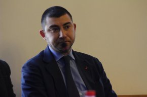 .

Напомняме, че Контрера е шеф на Областния комитет на ВМРО за София, вече 2 мандата е общински съветник в СОС и е бил председател на Комисията по транспорт и пътна безопасност към съвета. Той е юрист със специализация в областта на административното право.