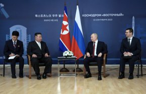 Президентът на Русия Владимир Путин (вторият вдясно) се среща със севернокорейския лидер Ким Чен Ун (вторият вляво) на 13 септември на космодрума Восточний в далекоизточната Амурска област, Русия. Владимир Смирнов/Sputnik/Reuters
