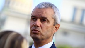 
"Разбиране няма и диалог няма. Хората, които управляват, се държат точно като терористи. Те са взели за заложник една цяла държава, един цял народ. Точно сега е моментът, в който на тези самозабравили се терористи да им бъде напомнено кой е собственикът на българската държава - това сме ние, българите. 