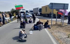 Полицията се закани, че праща сълзотворен газ и водни оръдия и към магистрала Е79, където на 2 основни точки край Перник и Дупница има струпване на автомобили на миньори и енергетици.