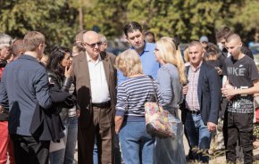 В обиколката и срещите с гражданите се включиха председателят на БСП - София Иван Таков, който е кандидат за общински съветник, кандидатът за кмет на район "Възраждане" арх. Венцислав Йочколовски, както и други кандидати за общински съветници и членове на местната организация на БСП