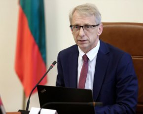 Денков коментира и вчерашната среща при президента, посветена на сигурността и отбраната, на която не присъстваха вътрешният министър и министърът на отбраната.
