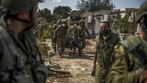 Израелските сили изваждат трупове на жители от разрушена къща в община Кфар Аза