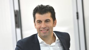 „Този вот няма да мине”, заяви съпредседателят на ППДБ Кирил Петков в началото на обсъждането на внесения вот на недоверие в сектор Енергетика срещу кабинета Денков. „Ние ще продължим да се борим за хората в енергийния сектор, ще се борим за България с чист въздух, за модерна България, за българите като първа класа европейци”, обясни той. По думите му опозицията използва неистини и фалшиви новини. 