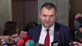 
Попитан ще подкрепят ли ДПС смяната на министри при ротацията на кабинета, отговори: Рано е още да се каже - март е далече".