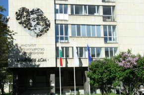
Към днешна дата – 5-ти ден след отстраняване на матката, пациентката е с нормална клинична картина, овладяно сърдечно състояние и почти нормално възстановени камери с назначена тройна комбинация от антибиотична терапия и с много добра прогноза.