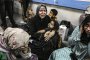 Ранени палестинци седят в болница "Ал-Шифа" в град Газа, след като са пристигнали след взрив в болница във вторник. Абед Халед/АП