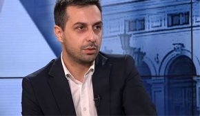 
Попитан дали от "Възраждане" ще призоват избирателите си да подкрепят на балотажа подкрепената от БСП Ваня Григорова или кандидата на ГЕРБ – СДС Антон Хекимян, в зависимост от официалните резултати, Николов посочи: "Ние нямаме практика да призоваваме за подкрепа кандидати на втори тур. Нашите избиратели са изключително критични".
