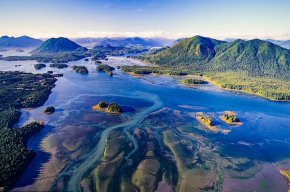 Гледка от птичи поглед към Clayoquot Sound, над който пътниците могат да прелетят с плаващ самолет