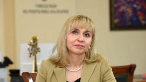 
Според нея електронните извинителни бележки, въведени в началото на октомври, създават бюрократични проблеми, заради което тя е сезирала министрите на образованието, на здравеопазването, както и председателите на ресорните парламентарни комисии.