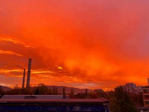Софийски огън в небето: Фото на деня


