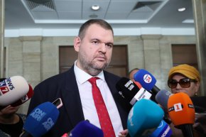 

Той добави, че вижда как колегите му искат да разграждат държавата, което се случвало от много години.