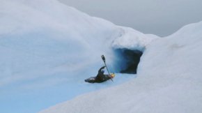 Мъж се спусна с каяк по 20-метров ледников водопад и постави световен рекорд