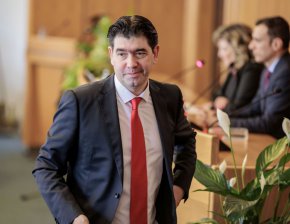 БСП не е спасителен пояс за вътрешнокоалиционни драми. Това заяви Иван Таков, лидер на БСП - София и на групата на социалистите в СОС. Той направи коментара по повод невъзможността да бъде избран председател на Столичния общински съвет и в днешното четвърто заседание. "Ние сме сериозна партия. Работим по политики и отстояваме предложенията, които даваме на гражданите по време на предизборната кампания", поясни той.