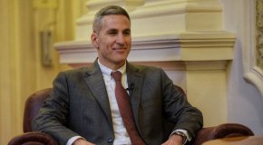 
Възраждане сезира антикорупционната комисия и шефа на БНБ Димитър Радев заради предположения за конфликт на интереси от страна на подуправителя на банката Андрей Гюров от ППДБ. Напомняме, че 19' вече писа за скандалния казус, при който той още е бил в ръководството на Промяната и е участвал в предизборни събития на формацията, след като вече заема поста си в топ финансовата инситуция.