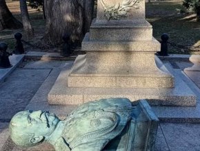 паметника на граф Игнатиев в центъра на Варна