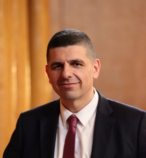 
Народните представители от “Продължаваме Промяната - Демократична България” Ивайло Мирчев и Надежда Йорданова са разработили законопроект за връщането на санаторно-оздравителния комплекс “Камчия” и замразяването на руски имоти, собственост на санкционирани лица. Това стана ясно от публикация във фейсбук профила на Мирчев, който уточнява, че двамата очакват подкрепа за законодателната инициатива от цялата парламентарна група, както и от други политически сили.