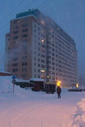 Уитиър, Аляска.Единственият град в света, където цялото население от 200 души живее в една къща.