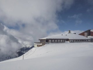 Планинският хотел ресторант Pischa в Давос Швейцария обяви че вече няма