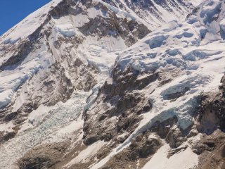 Катерачите на Еверест вече ще бъдат задължени да връщат екскрементите